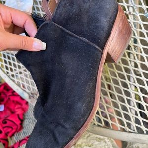 Suaved black heel boots